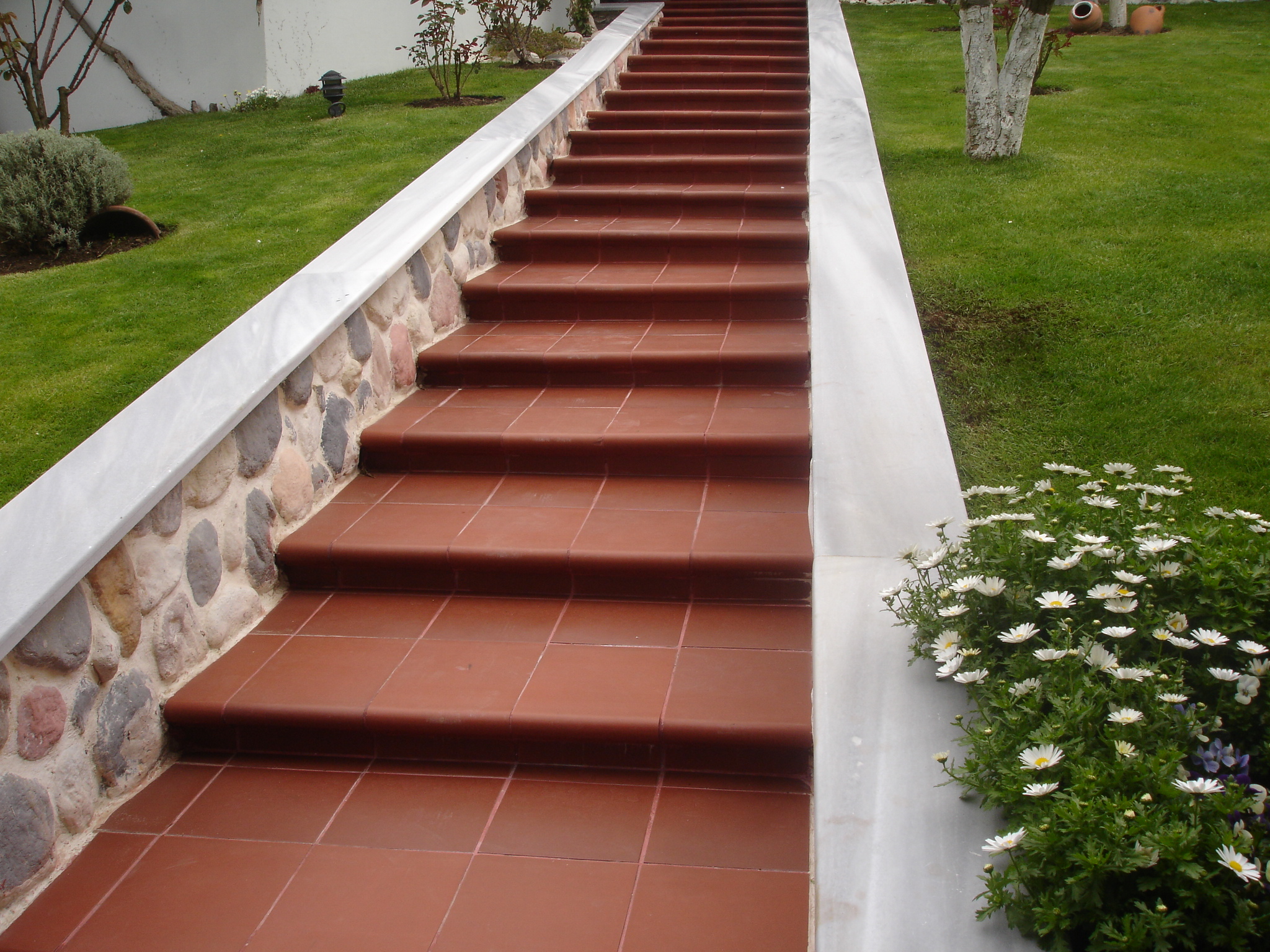 Doğal Taş mı Seramik mi? Bahçe ve Dış Mekanlar İçin Hangisi Daha Avantajlı?